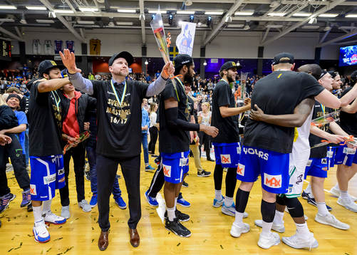 Luleås tränare Peter Öqvist jublar