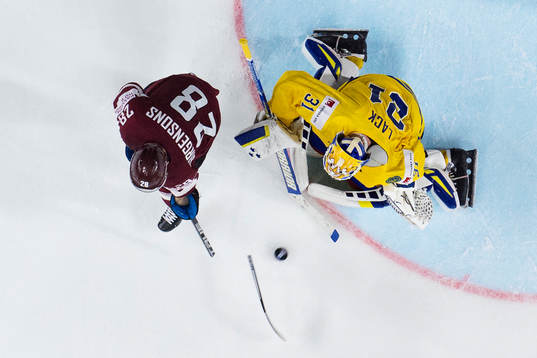 Klubban för Lettlands Zemgus Girgensons går av när han