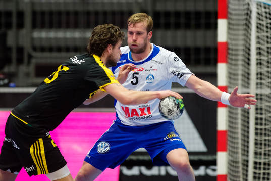 Sävehofs Olle Forsell-Schefvert anfaller mot Alingsås Max
