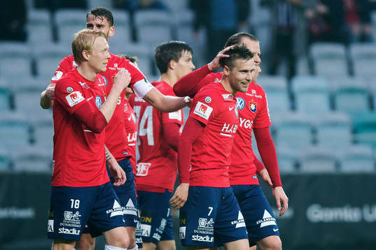 Örgrytes spelare jublar med målskytten till 1-0 Daniel