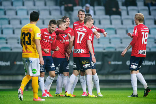 Örgrytes spelare jublar med målskytten till 1-0 Daniel
