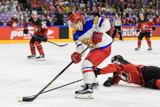 Rysslands Artemi Panarin och Kanadas Jason Demers i