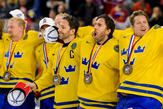 Sveriges Joel Lundqvist och målvakt Henrik Lundqvist jublar