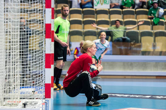 Sävehofs målvakt Johanna Bundsen räddar ett skott på