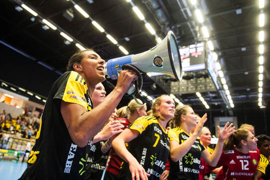 Sävehofs Jamina Roberts firar med laget