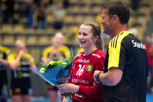 Sävehofs målvakt Hanna Eriksson tackas av
