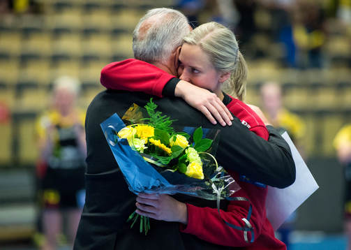 Sävehofs målvakt Johanna Bundsen tackas av