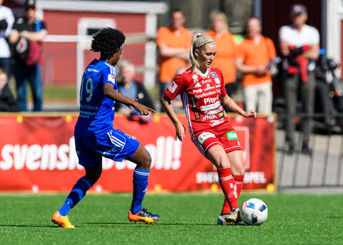 Piteås Ronja Aronsson med bollen