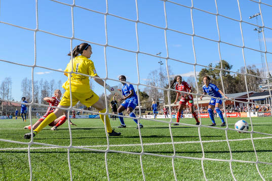 Piteås Nina Jakobsson (v) gör 2-1 bakom Vittsjös