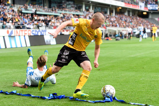 IFK Göteborgs Sebastian Eriksson faller