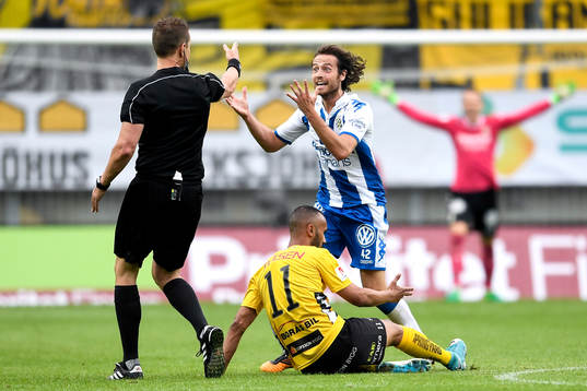 IFK Göteborgs Mikkel Diskerud reagerar mot domare Martin