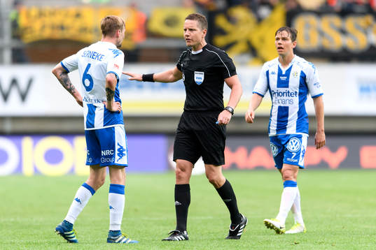 IFK Göteborgs Sebastian Eriksson pratar med domare Martin