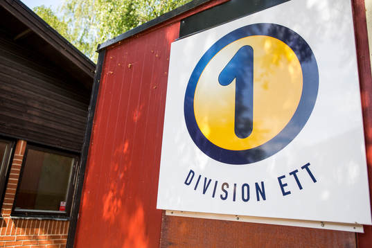 Skylt med texten Division Ett