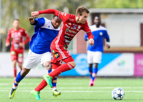 Piteås Alex Naylor med bollen