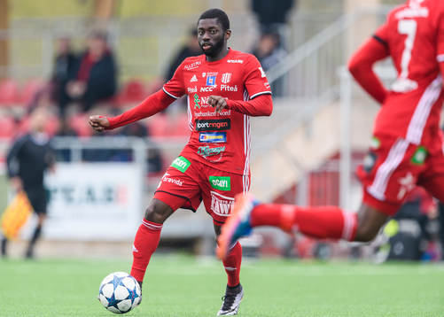 Piteås Samuel Naiwo med bollen
