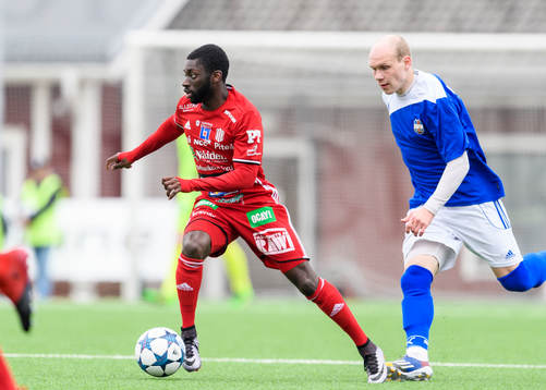 Piteås Samuel Naiwo med bollen