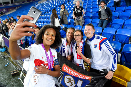 Lyons Wendie Renard jublar och tar en selfie