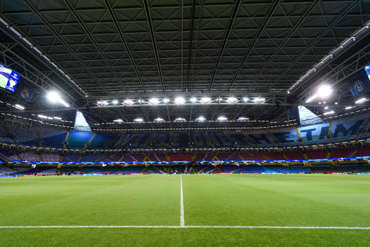 Interiör av Wales nationalarena med stängt tak innan en
