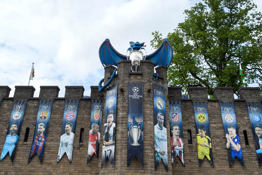 En drake med Champions League-pokalen innan en träning med