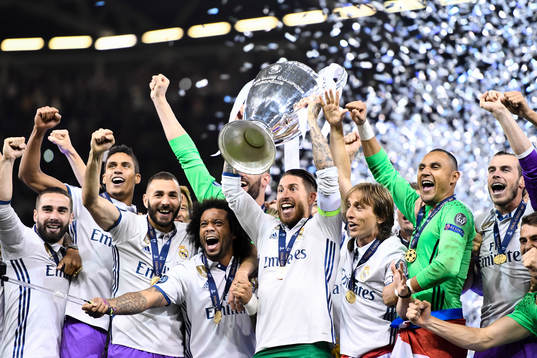 Real Madrids Sergio Ramos  jublar med pokalen