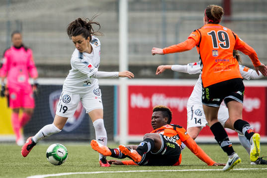 Rosengårds Iva Landeka och Kristianstads Rita Chikwelu