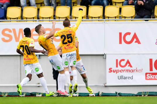 Falkenbergs spelare jublar