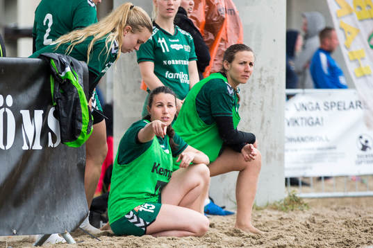 OV Helsingborgs Anna Ekström instruerar spelare