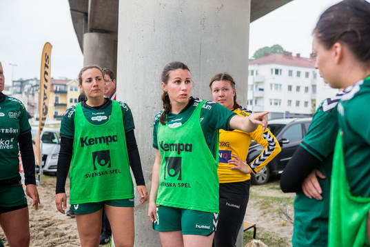 OV Helsingborgs Anna Ekström instruera spelare  samlade