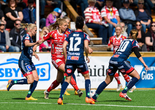 Piteås Nina Jakobsson omgiven av Linköpingspelare