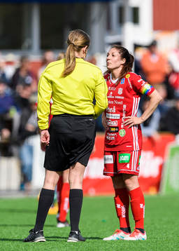 Domare Camilla Eriksson pratar med Piteås Josefin Johansson