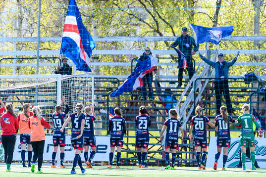Linköpingspelarna jublar framför sin hejarklack