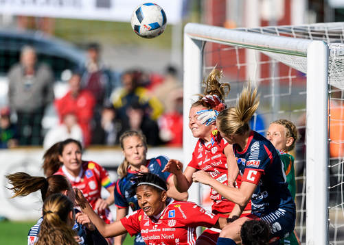 Piteås Nina Jakobsson försöker nicka in bollen framför