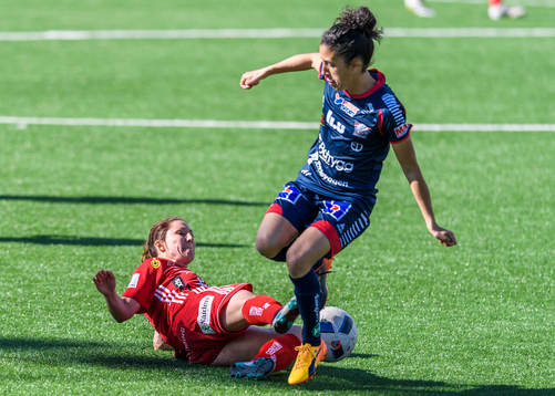 Piteås Josefin Johansson tacklar Linköpings Claudia Neto