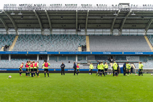 Det svenska damlandslaget i fotboll tränar på Gamla Ullevi