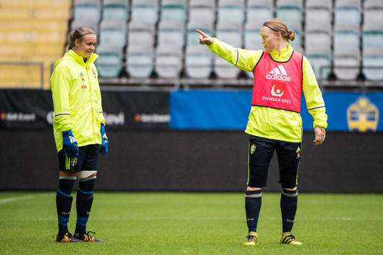 Målvakt Hilda Carlén och målvakt Hedvig Lindahl