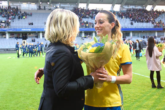 Sveriges landslagschef Marika Domanski Lyfors delar ut