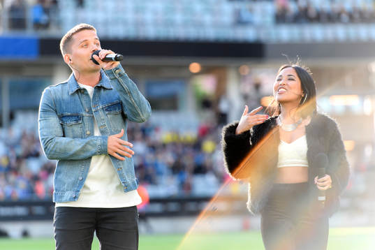 Albin Johnsén och Joanné framför EM-låten innan