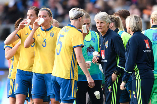 Sveriges förbundskapten Pia Sundhage pratar med spelarna i