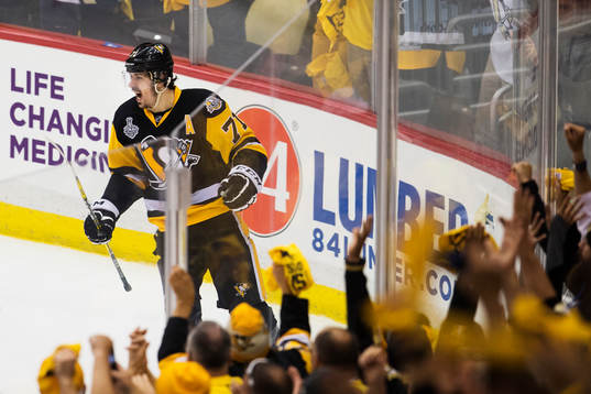 Pittsburghs Evgeni Malkin jublar