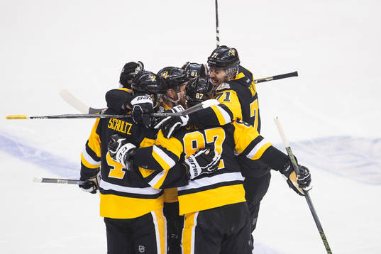 Pittsburghs Justin Schultz jublar med lagkamrater
