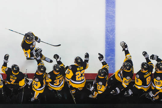 Pittsburghs Justin Schultz jublar med lagkamrater