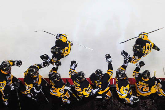 Pittsburghs Phil Kessel och Scott Wilson jublar
