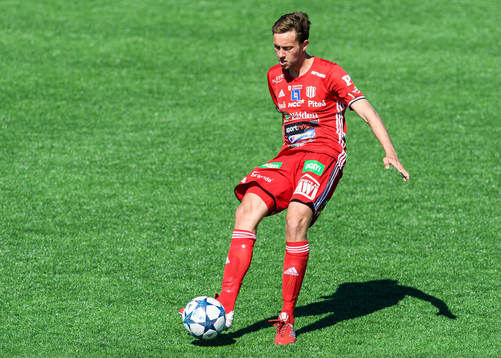 Piteås Pontus Sundqvist med bollen