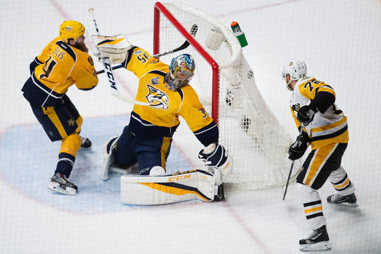 Pittsburghs Patric Hörnqvist gör 0-1 bakom Nashvilles