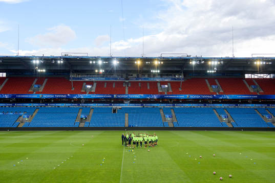 De svenska spelarna samlas på Ullevaal Stadion