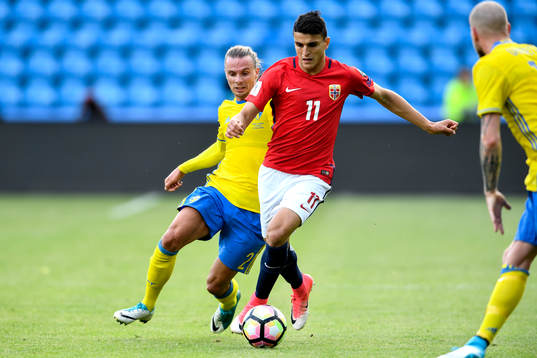 Sveriges Niklas Hult och Norges Mohamed  Amine Elyounoussi