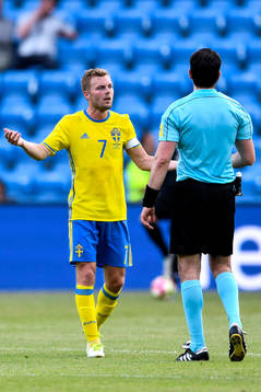Sveriges Sebastian Larsson pratar med domare Daniel