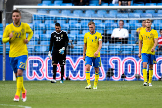 Sveriges Christoffer Nyman, målvakt Kristoffer Nordfeldt,