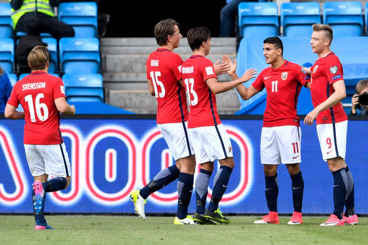 Norges Mohamed  Amine Elyounoussi jublar med lagkamrater