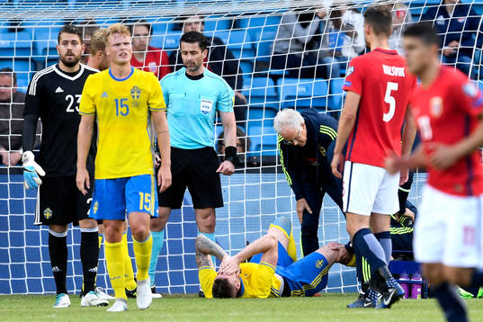 Sveriges Pontus Jansson undersöks av läkare